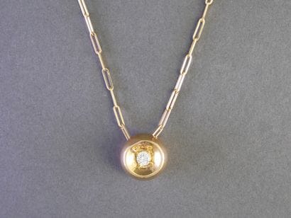 DINH VAN
Circular PENDANT featuring a small...
