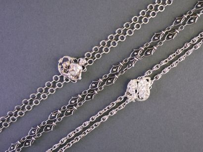 Réunion de trois sautoirs en argent (minimum...
