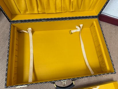 GOYARD Ainé
Large hard-shell suitcase.
Mustard-yellow...