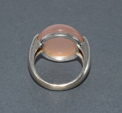 BAGUE en or blanc 18K (750/°°) ornée d’une...
