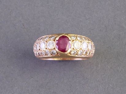 BAGUE JONC en or jaune 18k (750/°°) ornée...