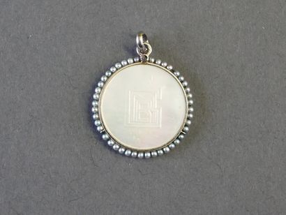 PENDENTIF rond en or gris 18k (750/°°) serti...