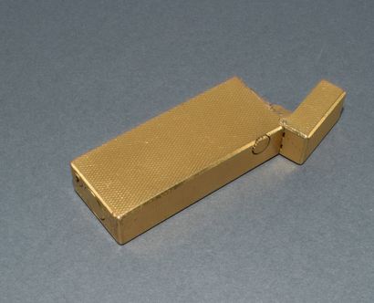 DUNHILL. Gold-plated lighter with a guilloché...