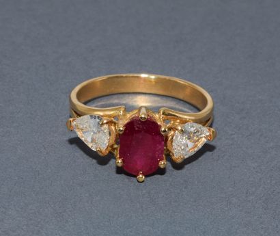 BAGUE en or jaune 18k (750/°°) centrée d’un...