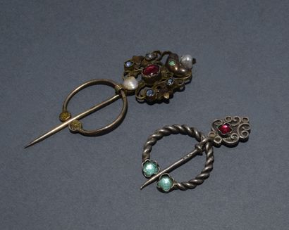 Lot de 2 FIBULES en argent (poinçon crabe)...