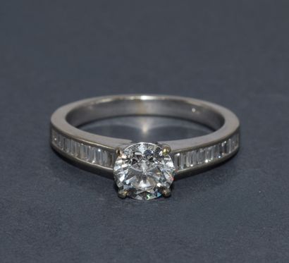 BAGUE SOLITAIRE or blanc 18K (750/°°) centrée...