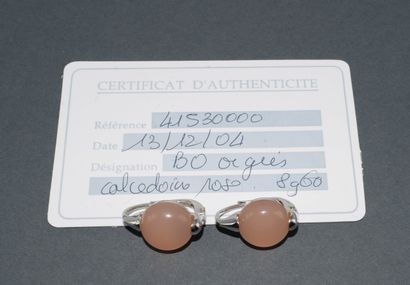 PAIRE DE BOUCLES D'OREILLES en or blanc 18K...
