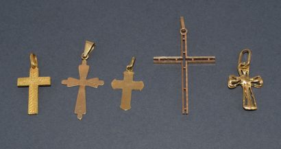 LOT DE CINQ PENDENTIFS CROIX en or jaune...