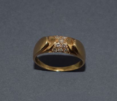BAGUE en or jaune 18K (750/°°) centrée d’un...