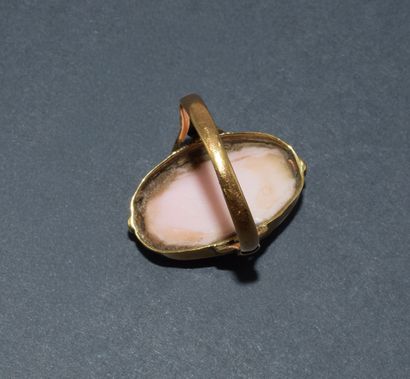 18K yellow gold ring (750/°°) featuring a...