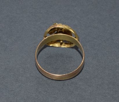 18K yellow gold (750/°°) RING featuring a...