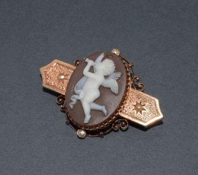 14k rose gold (585/°°) BROOCH featuring a...