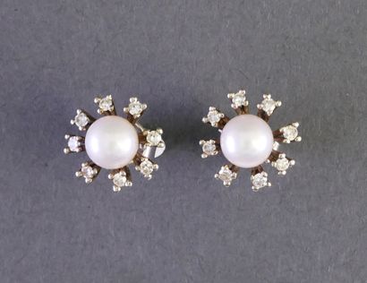 PAIRE DE BOUCLES D'OREILLES en or gris 14k...