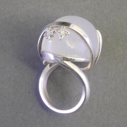 BAGUE en argent (min 800/°°) surmontée d'un...