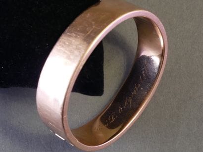 Rigid, clasp-style bangle in solid 18k rose...