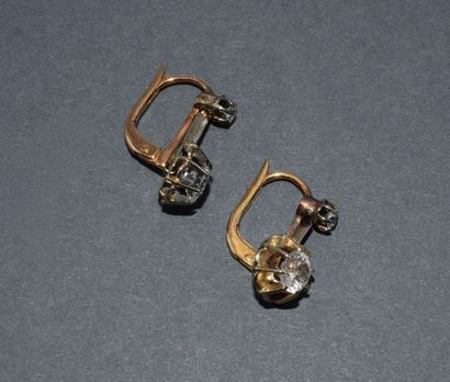 PAIRE DE DORMEUSES en or jaune et blanc 18K...
