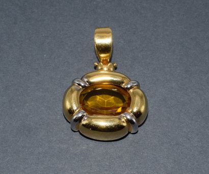 PENDENTIF en or jaune 18K (750/°°) centré...