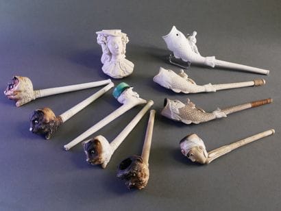FIOLET
Lot including:
-26 white long pipes...
