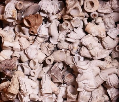 DUTEL-GISCLON.
Lot of 147 white clay fireplaces....
