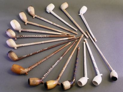 GAMBIER.
Lot of 49 enamelled long pipes,...