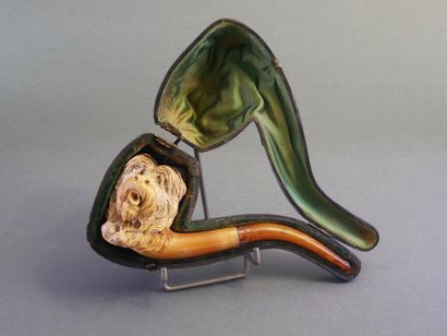 Carved meerschaum pipe depicting a dog's...
