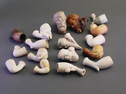 NOEL.
Lot including :
-2 enamelled heads:...