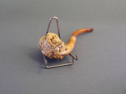 Carved meerschaum pipe depicting a dog's...