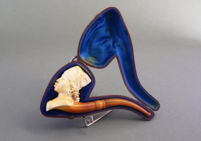 Beautiful carved meerschaum pipe depicting...