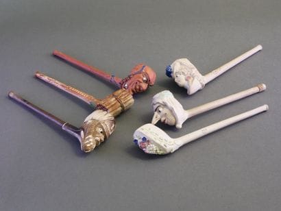 NOEL.
Lot including :
-2 enamelled heads:...