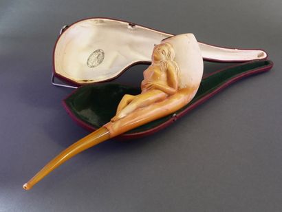 Beautiful, strong carved meerschaum pipe...
