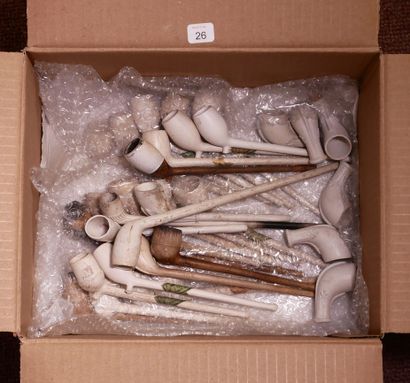 FIOLET
Lot including:
-26 white long pipes...