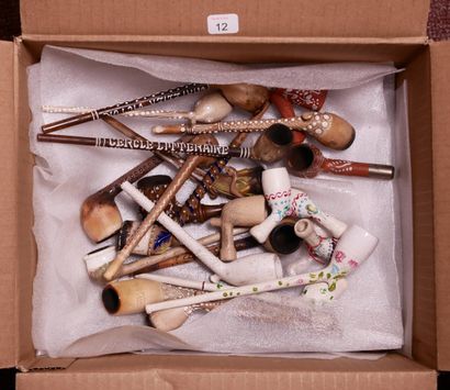 GAMBIER.
Lot of 49 enamelled long pipes,...