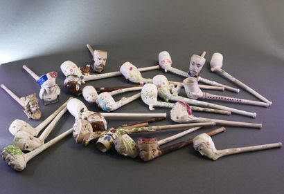 GAMBIER.
Lot of 25 enameled fancies, flowers...
