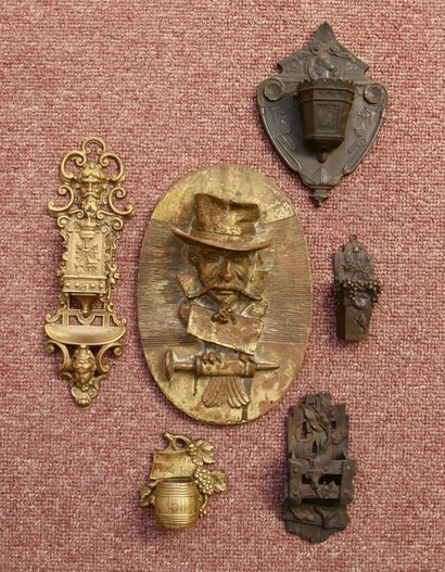 Lot of 17 bronze wall-mounted match/pyrogen...