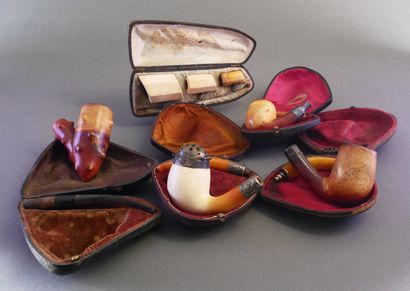 Set of 5 meerschaum pocket pipes in leather...