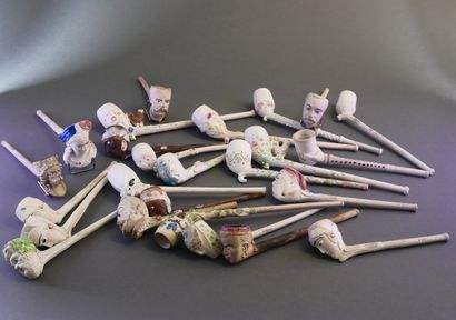 GAMBIER.
Lot of 25 enameled fancies, flowers...
