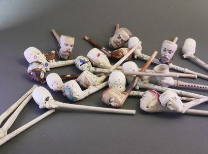 GAMBIER.
Lot of 25 enameled fancies, flowers...