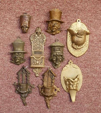 Lot of 17 bronze wall-mounted match/pyrogen...