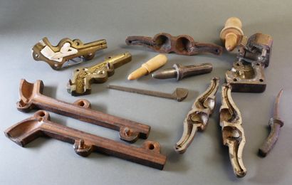 Set of 10 clay pipe molds:
-4 in bronze:...