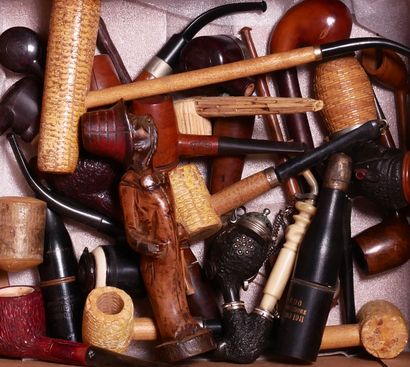 Lot of 22 carved briar pipes and simple models....