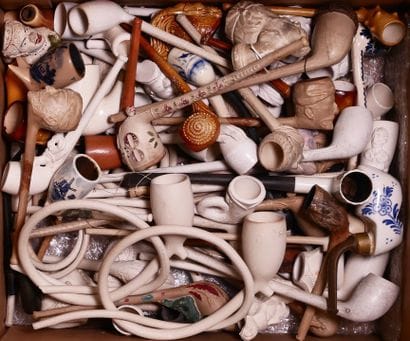 HOLLAND.
Lot of white and glazed clay pipes...