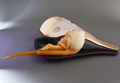 Beautiful, strong carved meerschaum pipe...