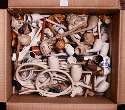 HOLLAND.
Lot of white and glazed clay pipes...