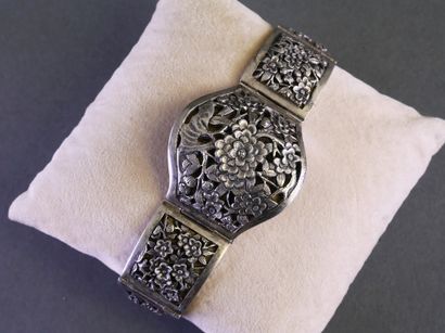 Silver bracelet (min. 800/°°) with a linked...