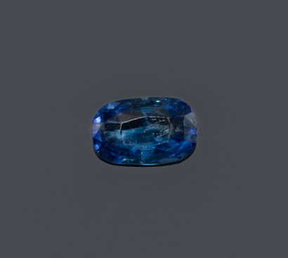 Oval Ceylon sapphire, needs polishing
Unheated,...