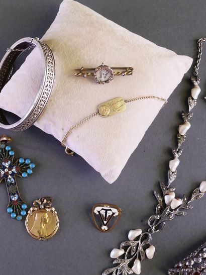 Set of antique jewelry consisting of: 
-...