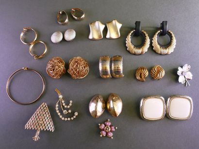 FANTAISIE
A set in golden tones including...