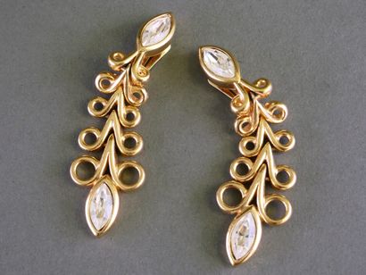 CHRISTIAN DIOR
Pair of gold-tone metal clip-on...