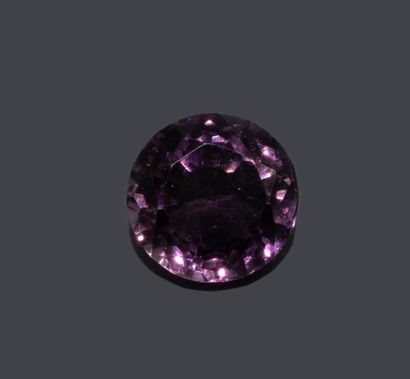 Round-cut amethyst.
Diameter: 13.5 mm.
Weight:...