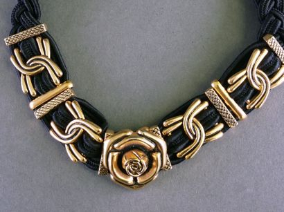 VINTAGE
Collier ras-de-cou en métal doré...